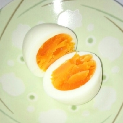 簡単にゆで卵が出来て感激です！好みの固さに仕上げるのはまだ難しいので、何度も作って試してみます♪